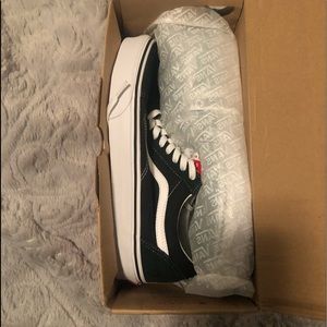 brand new! nothing wrong, just too big for me.